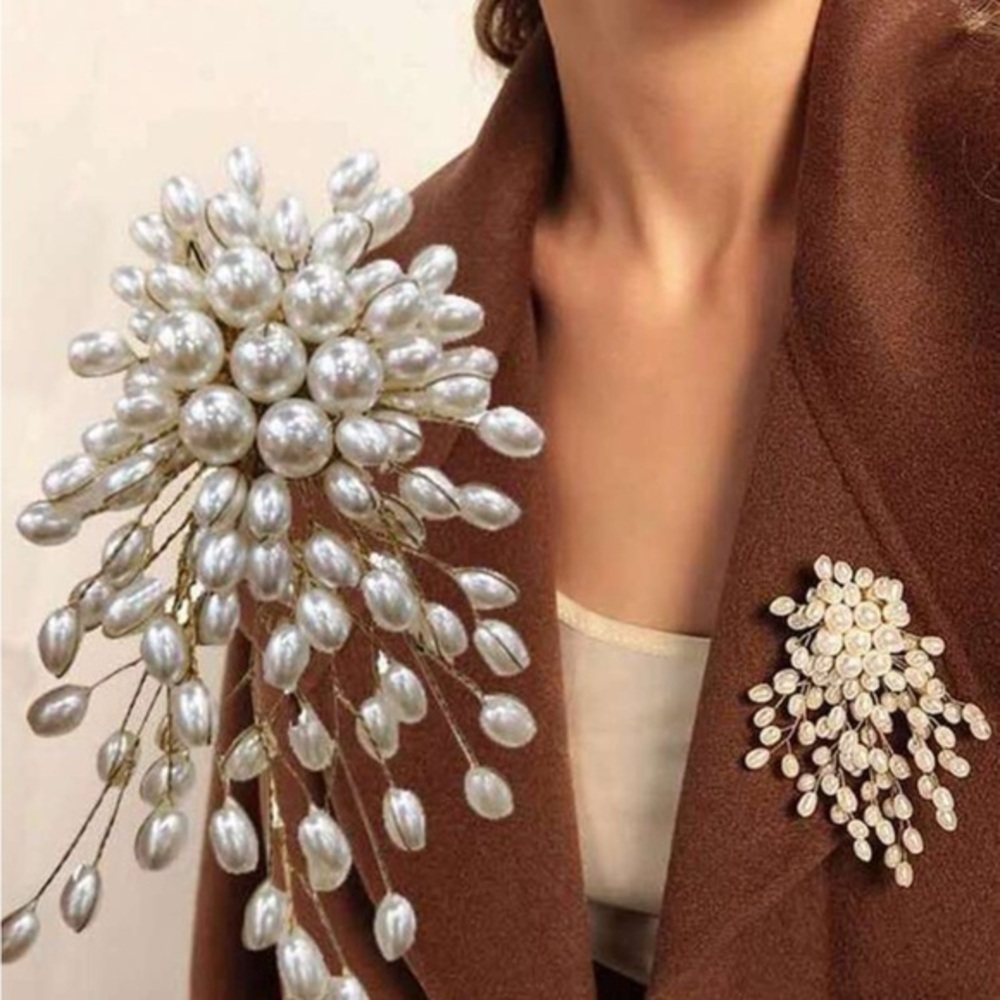 ✨NEW✨ Elegant Pearl Statement Brooch